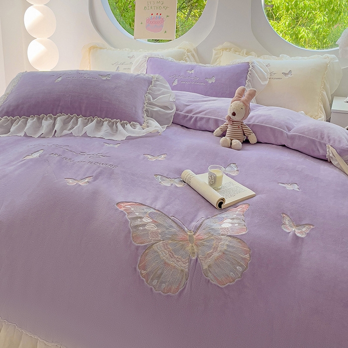 91家纺网 家纺一手货源 找家纺 娜娜 2024新款法式花边牛奶绒刺绣四件套-花蕊-花香引蝶系列 花香引蝶-紫