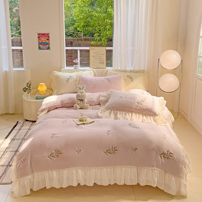 91家纺网 家纺一手货源 找家纺 娜娜 2024新款法式花边牛奶绒刺绣四件套-郁金香-同心结系列 郁金香-粉