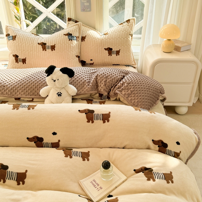 91家纺网 家纺一手货源 找家纺 梦可莱家居 2024新款牛奶豆豆绒印花床盖四件套 香肠狗