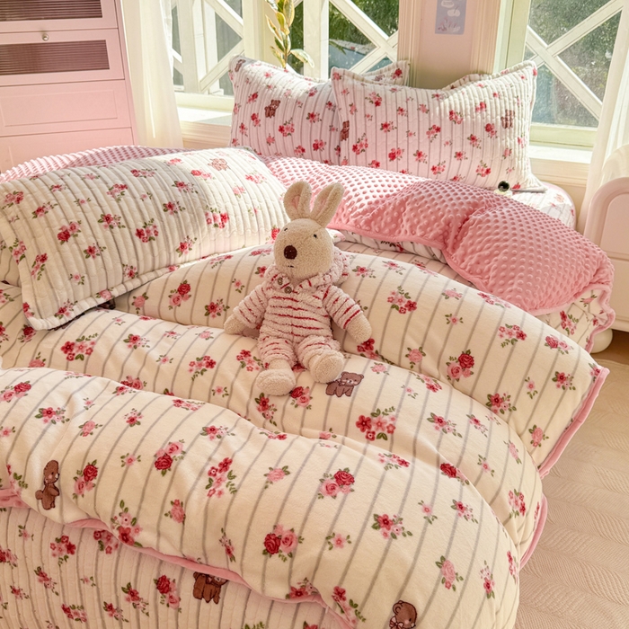 91家纺网 家纺一手货源 找家纺 梦可莱家居 2024新款牛奶豆豆绒印花床盖四件套 花草