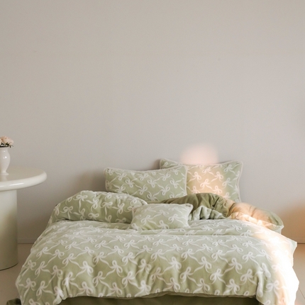 91家纺网 家纺一手货源 找家纺 2024新款330g高克重兔毛双色雕花工艺四件套 云端柔柔-兔毛蝴蝶结 森与慕白