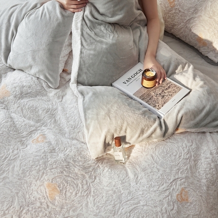 初拾 2024新款250g牛奶绒雕花法式四件套—艾米丽（场景一） 艾丽米-浅灰