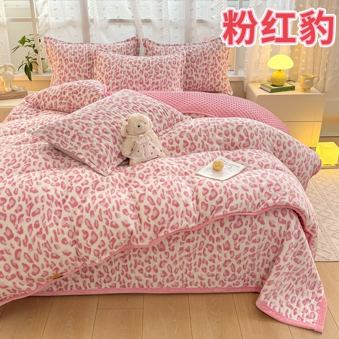 91家纺网 家纺一手货源 找家纺 梦可莱家居 2024新款牛奶豆豆绒印花床盖四件套 粉红豹