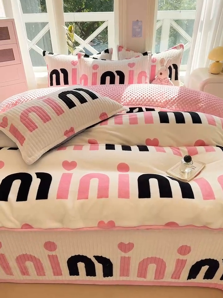 91家纺网 家纺一手货源 找家纺 梦可莱家居 2024新款牛奶豆豆绒印花床盖四件套 大牌白