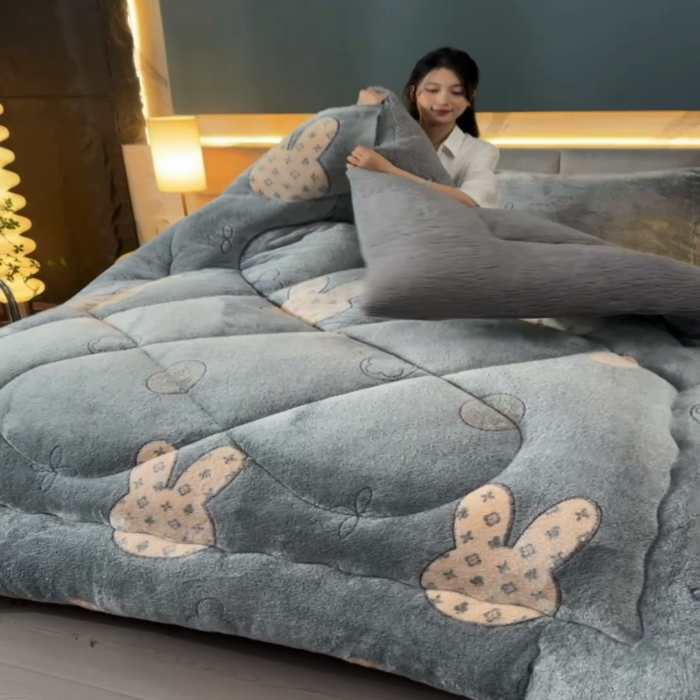 91家纺网 家纺一手货源 找家纺 锦逸家居 2024新款AB版雪花绒冬被羊羔绒冬被被子被芯春秋被 比心兔兔