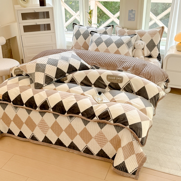 91家纺网 家纺一手货源 找家纺 梦可莱家居 2024新款牛奶豆豆绒印花床盖四件套 豆豆绒菱形格