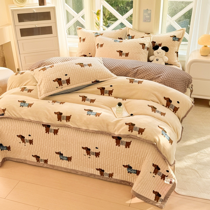 91家纺网 家纺一手货源 找家纺 梦可莱家居 2024新款牛奶豆豆绒印花床盖四件套 香肠狗