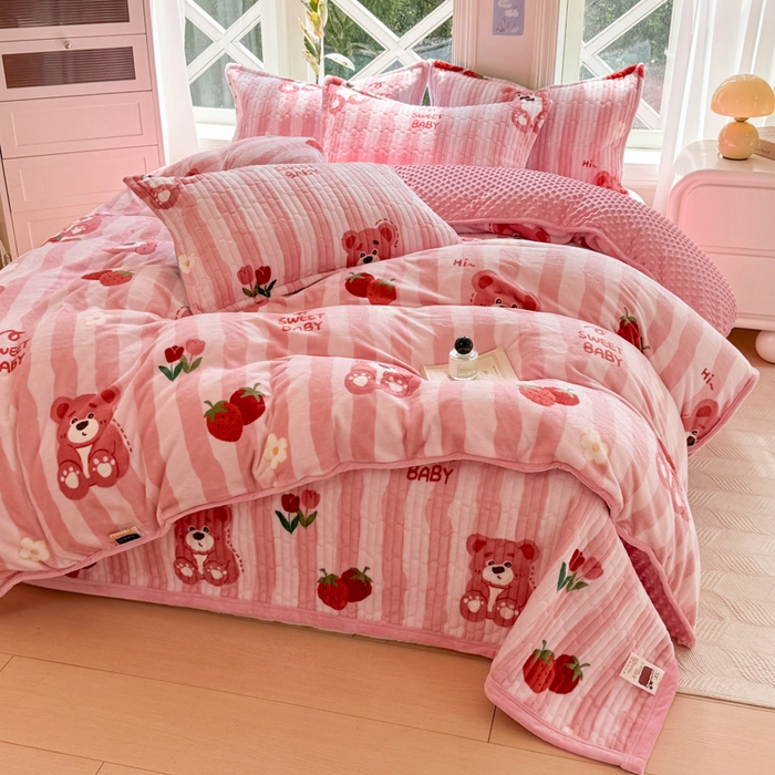 91家纺网 家纺一手货源 找家纺 梦可莱家居 2024新款牛奶豆豆绒印花床盖四件套 熊宝