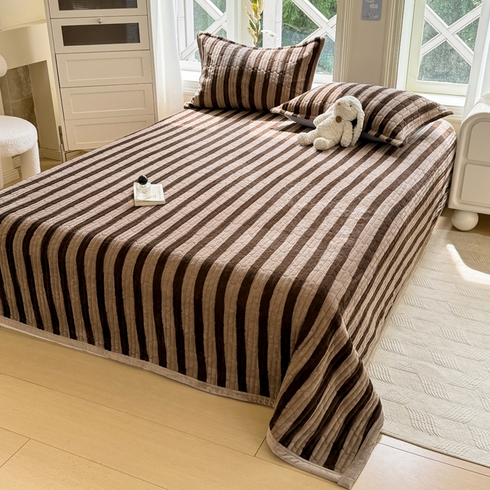 91家纺网 家纺一手货源 找家纺 梦可莱家居 2024新款牛奶豆豆绒印花床盖四件套 因为喜欢