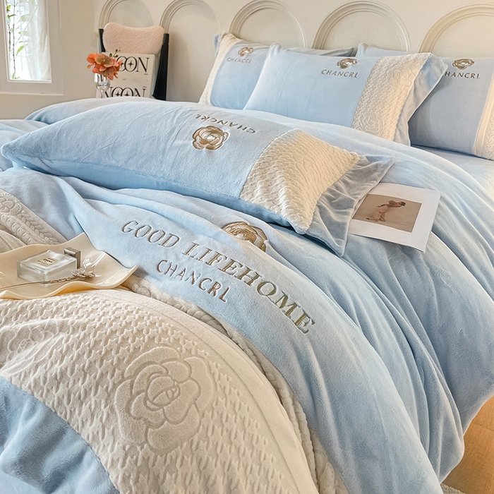 91家纺网 家纺一手货源 找家纺 娜娜 2024新款牛奶绒三拼系列四件套 天空蓝