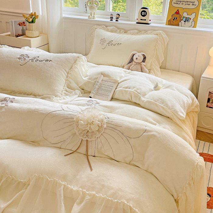 91家纺网 家纺一手货源 找家纺 娜娜 2024新款法式花边牛奶绒刺绣四件套-花蕊-花香引蝶系列 花蕊-奶昔白