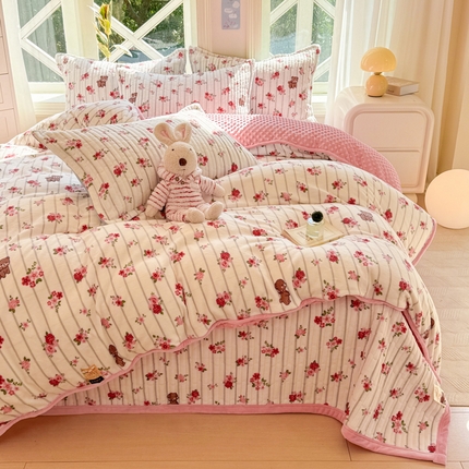 91家纺网 家纺一手货源 找家纺 梦可莱家居 2024新款牛奶豆豆绒印花床盖四件套 花草