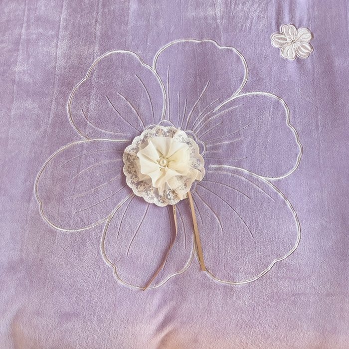 91家纺网 家纺一手货源 找家纺 娜娜 2024新款法式花边牛奶绒刺绣四件套-花蕊-花香引蝶系列 花蕊-紫