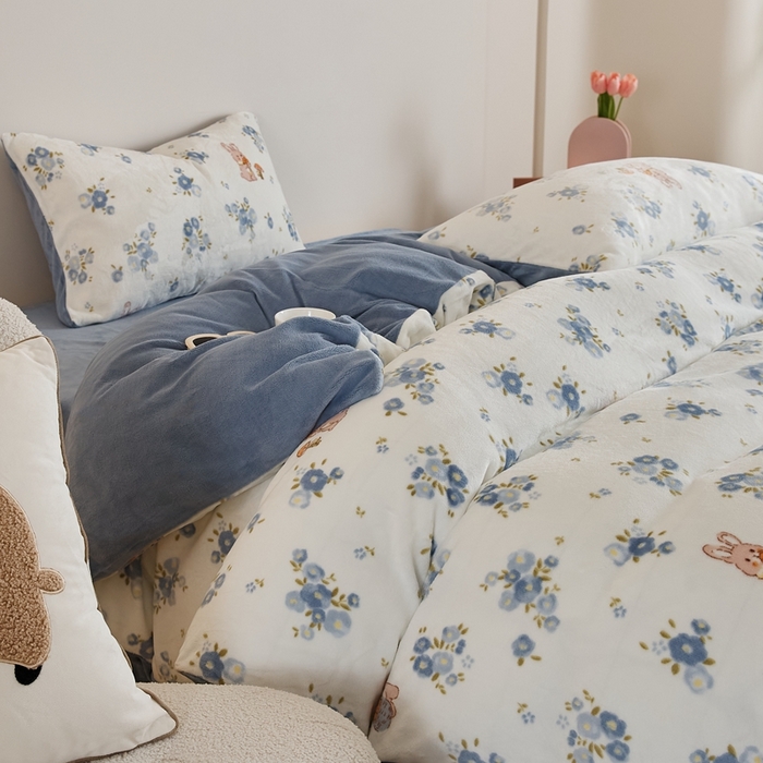 91家纺网 家纺一手货源 找家纺 时光里 2024新款230克牛奶绒印花四件套 花小兔