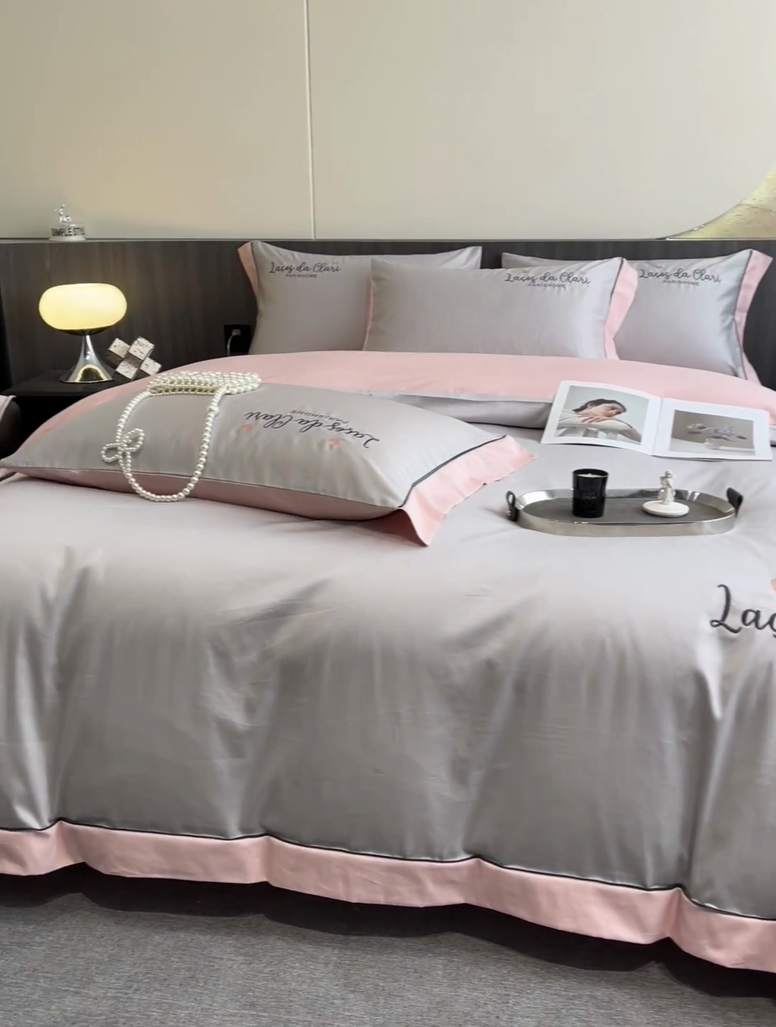 91家纺网 家纺一手货源 找家纺 娜娜 2024新款全棉时尚刺绣AB版双拼宽边绣花四件套--蝴蝶结系列 蝴蝶结-浅灰+粉