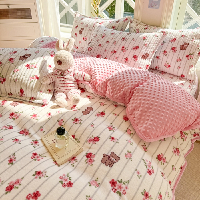 91家纺网 家纺一手货源 找家纺 梦可莱家居 2024新款牛奶豆豆绒印花床盖四件套 花草