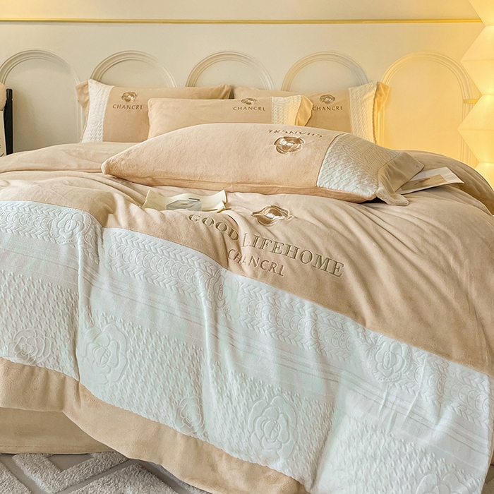 91家纺网 家纺一手货源 找家纺 娜娜 2024新款牛奶绒三拼系列四件套 奶咖