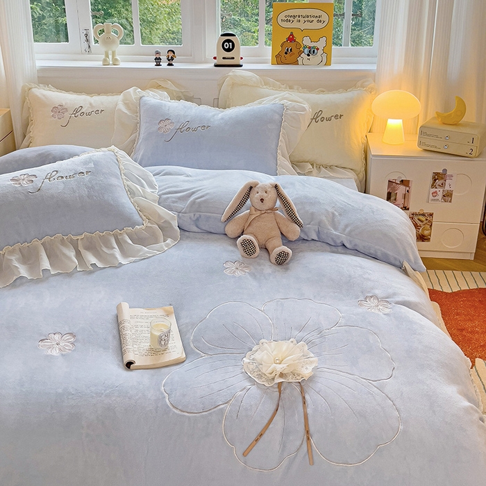 91家纺网 家纺一手货源 找家纺 娜娜 2024新款法式花边牛奶绒刺绣四件套-花蕊-花香引蝶系列 花蕊-天空蓝