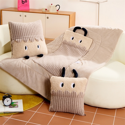 91家纺网 家纺一手货源 找家纺 （总）多米家居 2024新款触角款暖绒抱枕被-触角王国之你算哪颗果