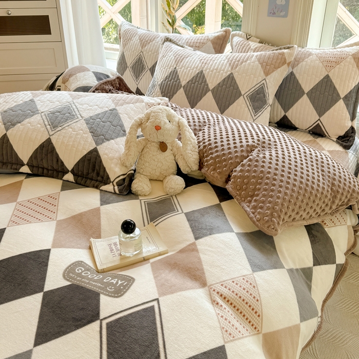 91家纺网 家纺一手货源 找家纺 梦可莱家居 2024新款牛奶豆豆绒印花床盖四件套 豆豆绒菱形格