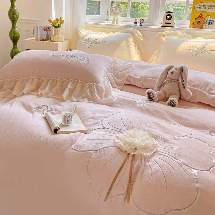 91家纺网 家纺一手货源 找家纺 娜娜 2024新款法式花边牛奶绒刺绣四件套-花蕊-花香引蝶系列 花蕊-粉