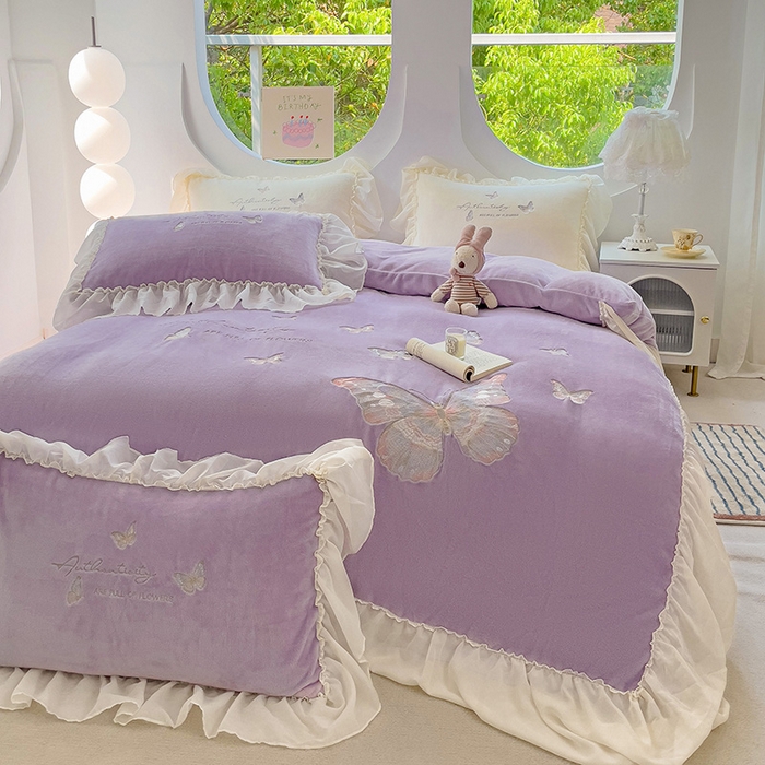 91家纺网 家纺一手货源 找家纺 娜娜 2024新款法式花边牛奶绒刺绣四件套-花蕊-花香引蝶系列 花香引蝶-紫