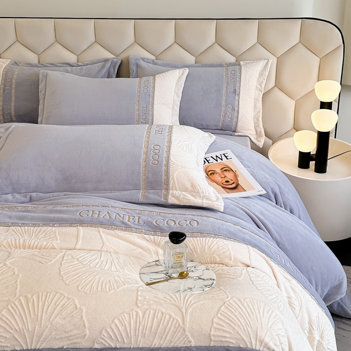 91家纺网 家纺一手货源 找家纺 宅家居 2024新款雕花拼接刺绣全消光A类高克重牛奶绒四件套-舞秋系列 舞秋-浅紫