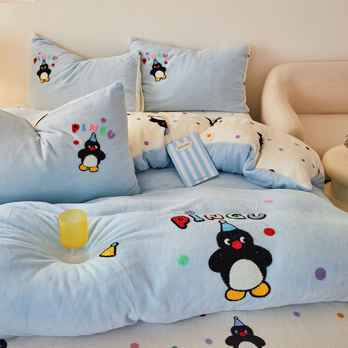 91家纺网 家纺一手货源 找家纺 娜娜 2024新款高克重牛奶绒毛巾绣四件套 企鹅宝贝