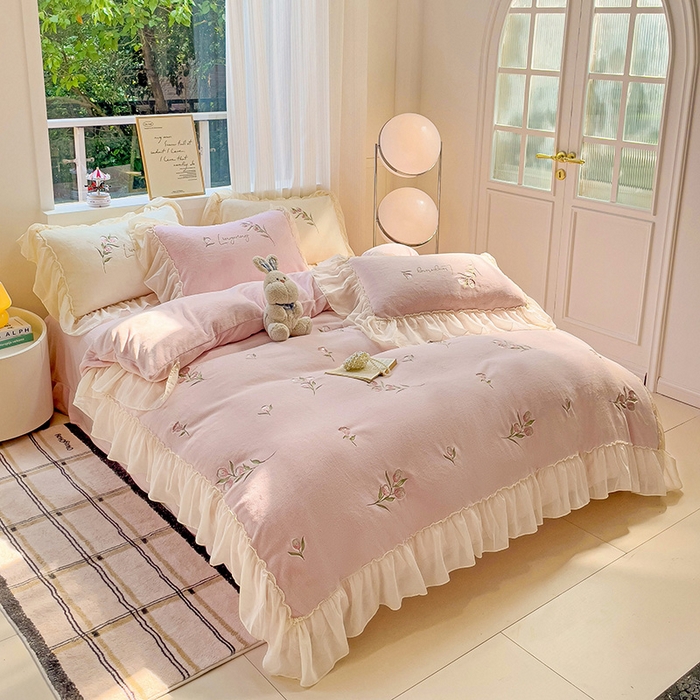 91家纺网 家纺一手货源 找家纺 娜娜 2024新款法式花边牛奶绒刺绣四件套-郁金香-同心结系列 郁金香-粉