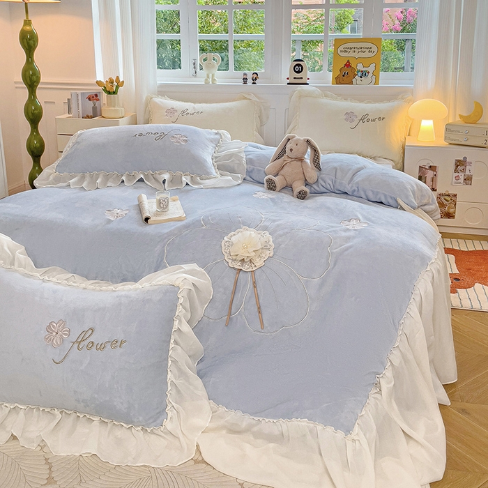 91家纺网 家纺一手货源 找家纺 娜娜 2024新款法式花边牛奶绒刺绣四件套-花蕊-花香引蝶系列 花蕊-天空蓝