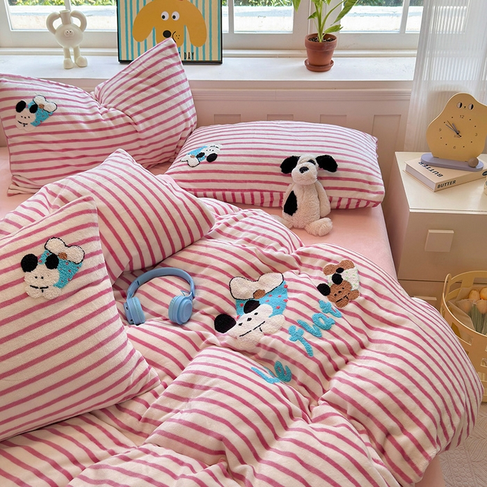 91家纺网 家纺一手货源 找家纺 娜娜 2024新款加厚保暖高克重牛奶绒毛巾绣四件套 牛奶绒趴趴狗