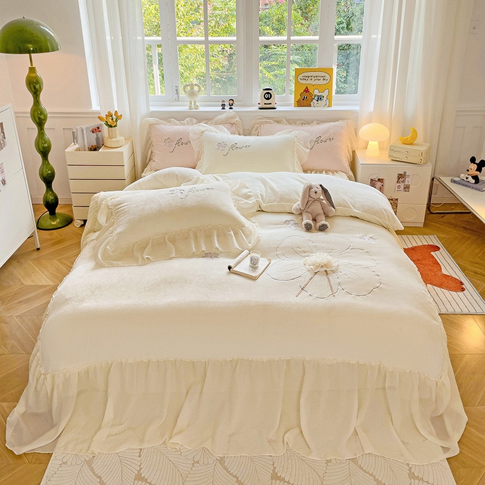 91家纺网 家纺一手货源 找家纺 娜娜 2024新款法式花边牛奶绒刺绣四件套-花蕊-花香引蝶系列 花蕊-奶昔白