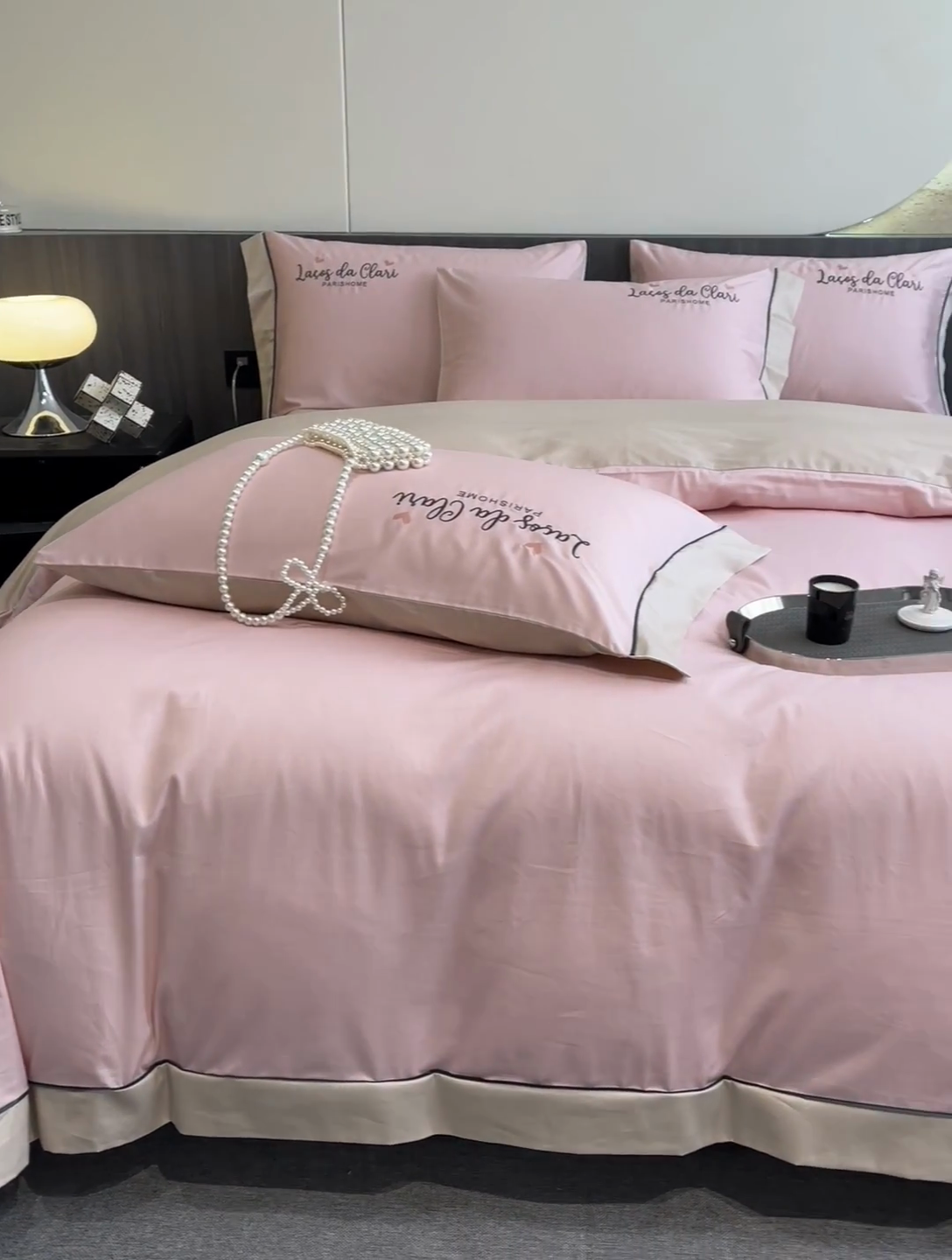 91家纺网 家纺一手货源 找家纺 娜娜 2024新款全棉时尚刺绣AB版双拼宽边绣花四件套--蝴蝶结系列 蝴蝶结-粉+奶咖