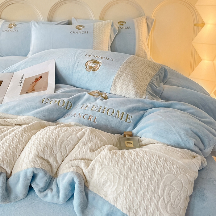 91家纺网 家纺一手货源 找家纺 娜娜 2024新款牛奶绒三拼系列四件套 天空蓝