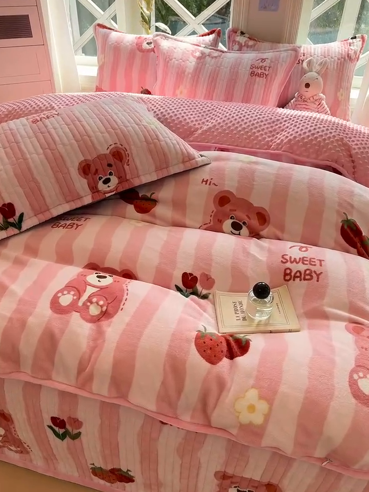 91家纺网 家纺一手货源 找家纺 梦可莱家居 2024新款牛奶豆豆绒印花床盖四件套 熊宝