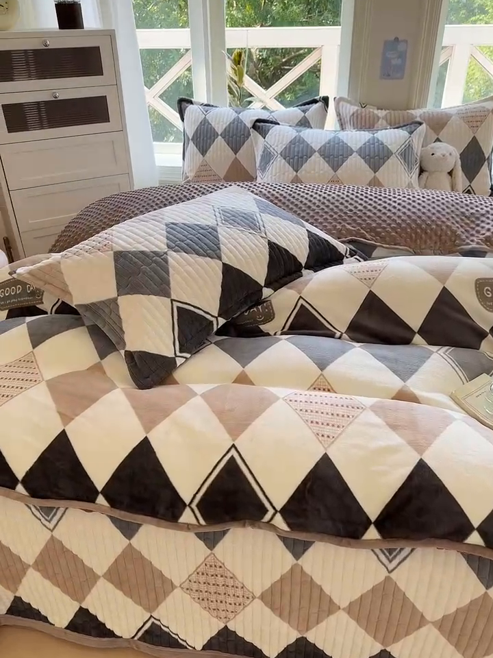 91家纺网 家纺一手货源 找家纺 梦可莱家居 2024新款牛奶豆豆绒印花床盖四件套 豆豆绒菱形格