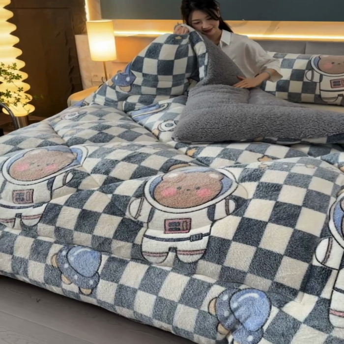 91家纺网 家纺一手货源 找家纺 锦逸家居 2024新款AB版雪花绒冬被羊羔绒冬被被子被芯春秋被 太空熊