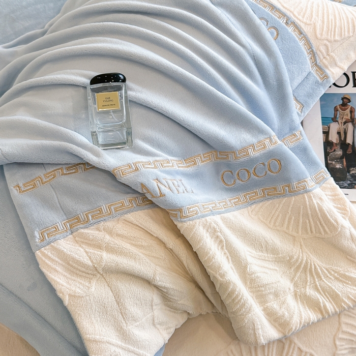 91家纺网 家纺一手货源 找家纺 宅家居 2024新款雕花拼接刺绣全消光A类高克重牛奶绒四件套-舞秋系列 舞秋-淡蓝