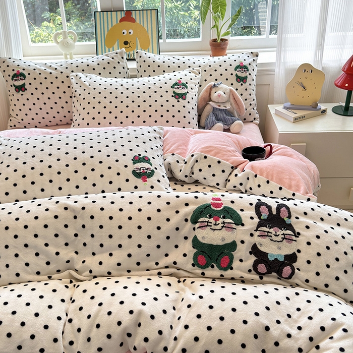 91家纺网 家纺一手货源 找家纺 娜娜 2024新款加厚保暖高克重牛奶绒毛巾绣四件套 牛奶绒波点兔