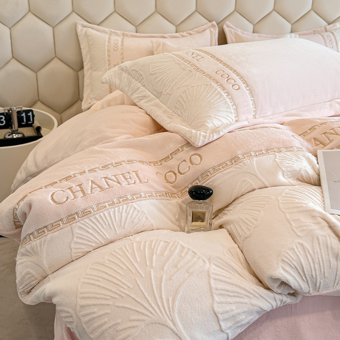 91家纺网 家纺一手货源 找家纺 宅家居 2024新款雕花拼接刺绣全消光A类高克重牛奶绒四件套-舞秋系列 舞秋-粉玉