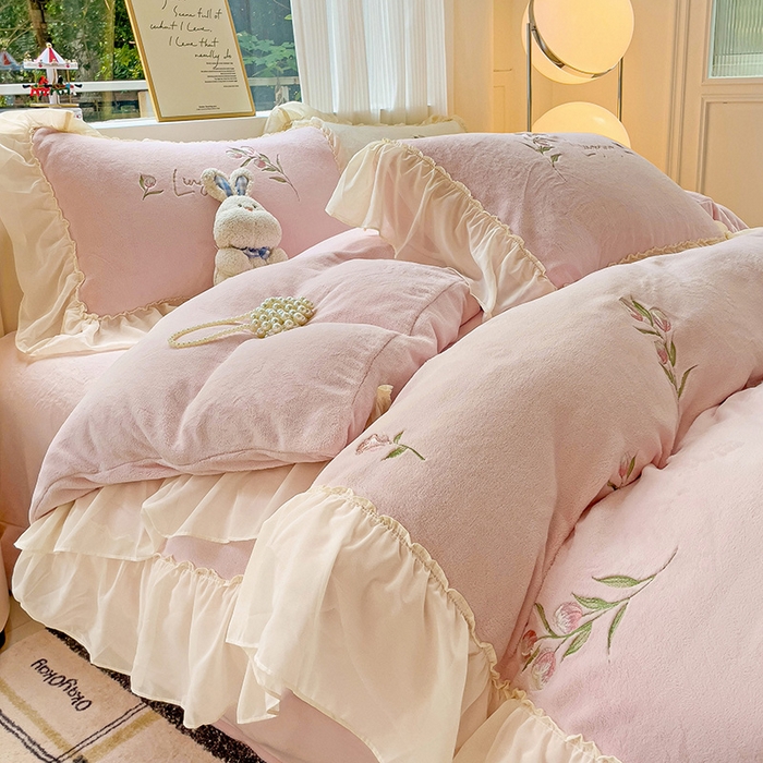 91家纺网 家纺一手货源 找家纺 娜娜 2024新款法式花边牛奶绒刺绣四件套-郁金香-同心结系列 郁金香-粉