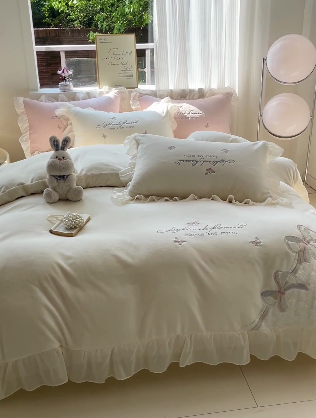 91家纺网 家纺一手货源 找家纺 娜娜 2024新款法式花边牛奶绒刺绣四件套-郁金香-同心结系列 同心结-奶昔白