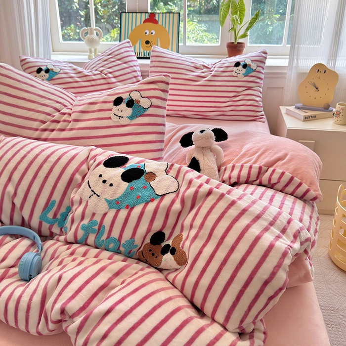 91家纺网 家纺一手货源 找家纺 娜娜 2024新款加厚保暖高克重牛奶绒毛巾绣四件套 牛奶绒趴趴狗