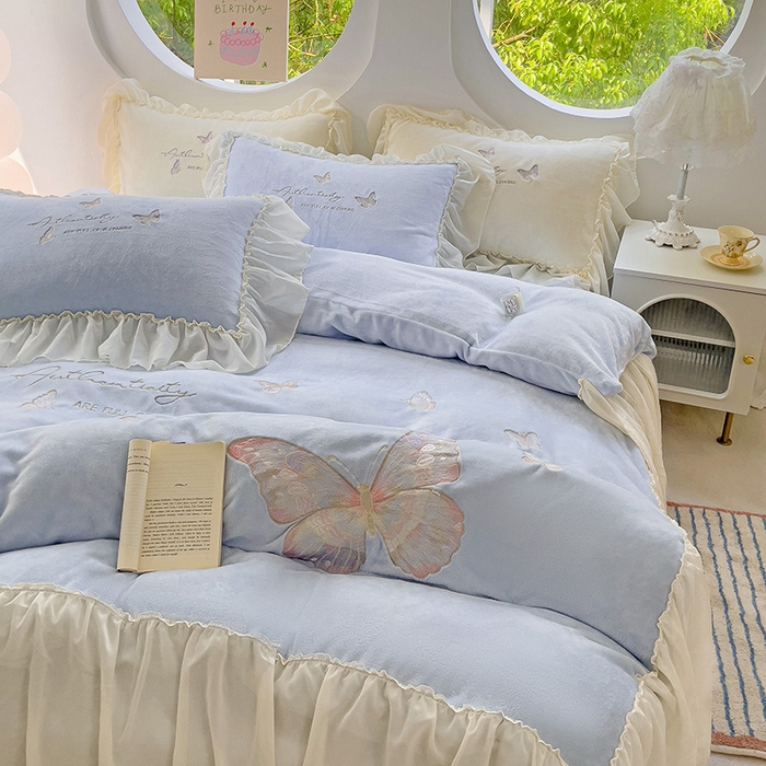 91家纺网 家纺一手货源 找家纺 娜娜 2024新款法式花边牛奶绒刺绣四件套-花蕊-花香引蝶系列 花香引蝶-天空蓝