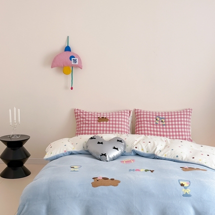 91家纺网 家纺一手货源 找家纺 时光里 2024新款牛奶绒绣花款四件套 开心狗狗