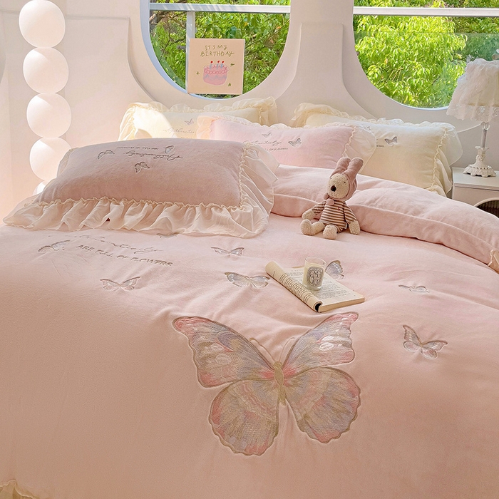 91家纺网 家纺一手货源 找家纺 娜娜 2024新款法式花边牛奶绒刺绣四件套-花蕊-花香引蝶系列 花香引蝶-粉