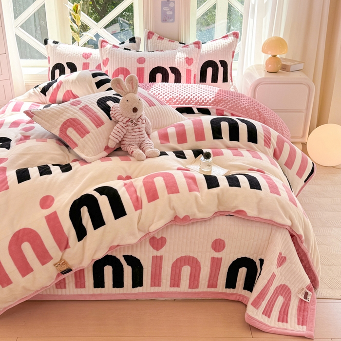 91家纺网 家纺一手货源 找家纺 梦可莱家居 2024新款牛奶豆豆绒印花床盖四件套 大牌白