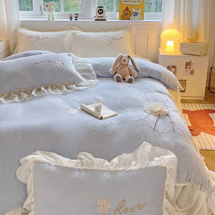 91家纺网 家纺一手货源 找家纺 娜娜 2024新款法式花边牛奶绒刺绣四件套-花蕊-花香引蝶系列 花蕊-天空蓝