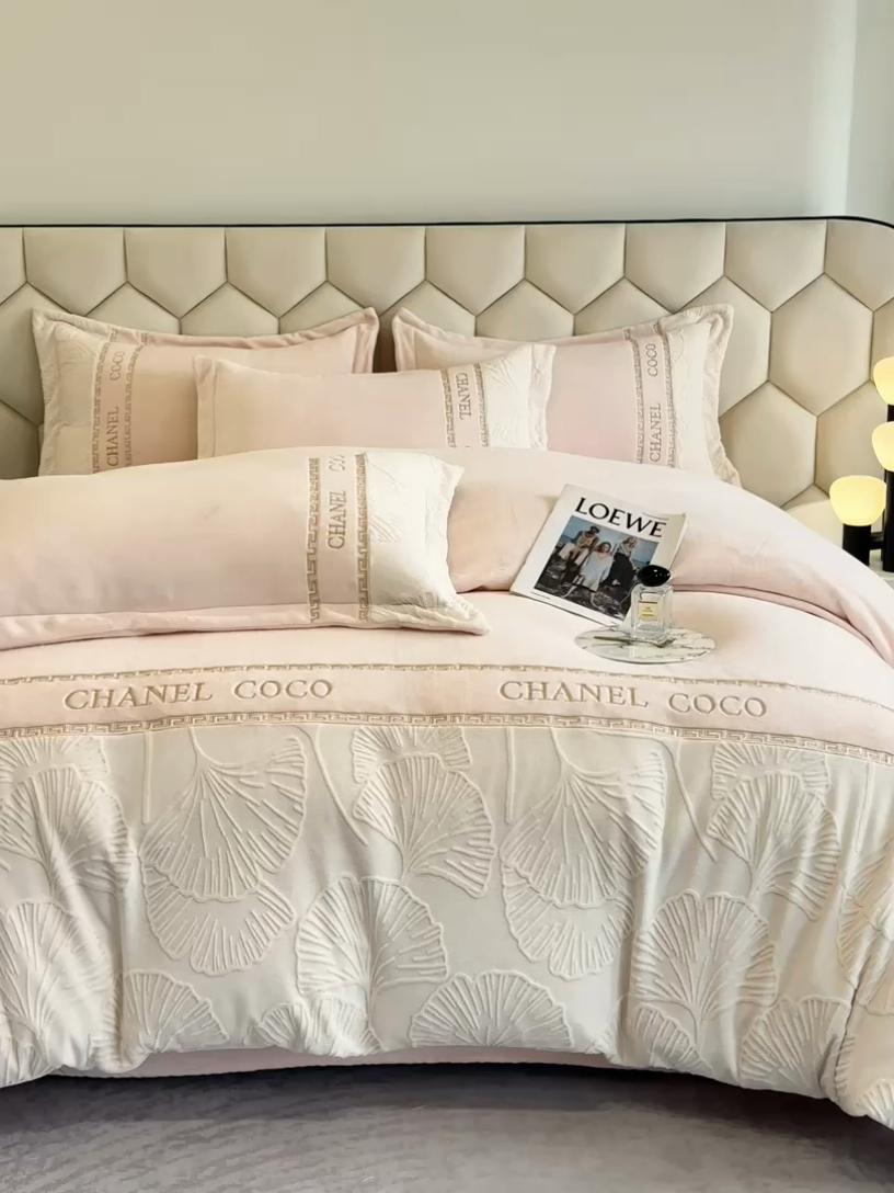 91家纺网 家纺一手货源 找家纺 宅家居 2024新款雕花拼接刺绣全消光A类高克重牛奶绒四件套-舞秋系列 舞秋-粉玉