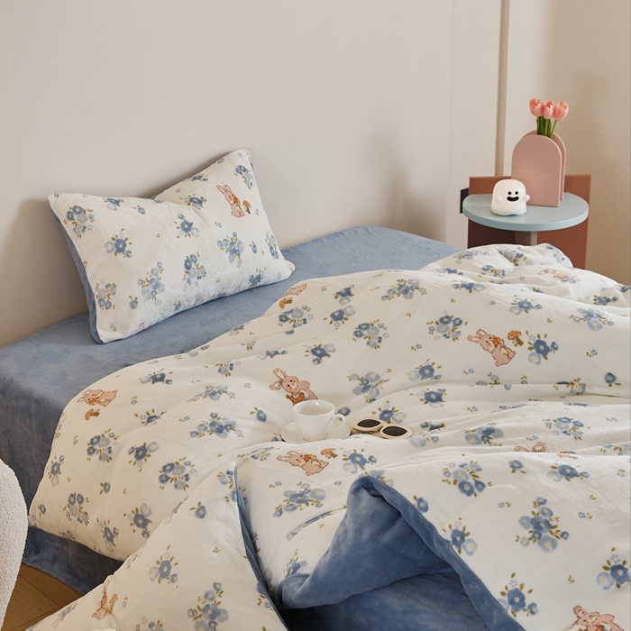 91家纺网 家纺一手货源 找家纺 时光里 2024新款230克牛奶绒印花四件套 花小兔